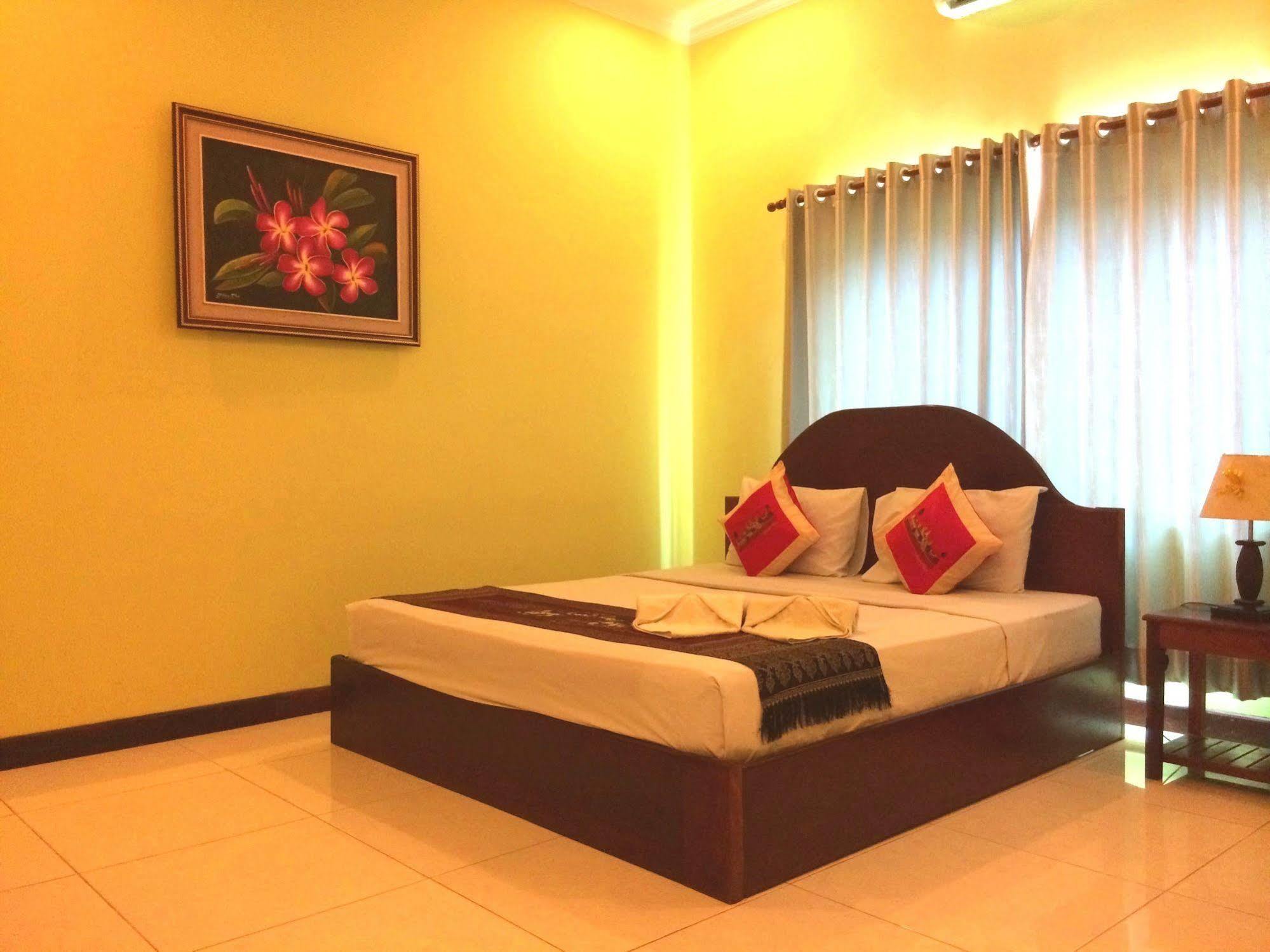 Side Walk Hotel 3*
