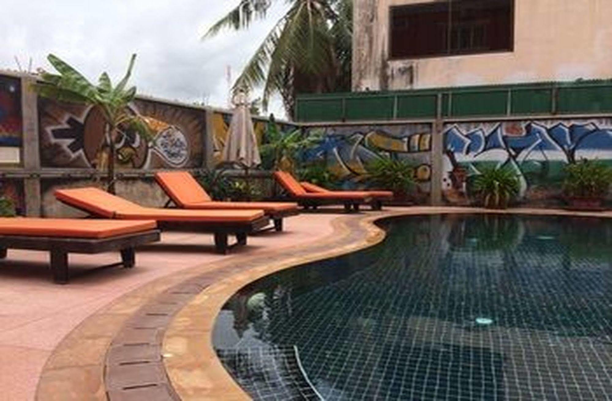 Hotel Side Walk